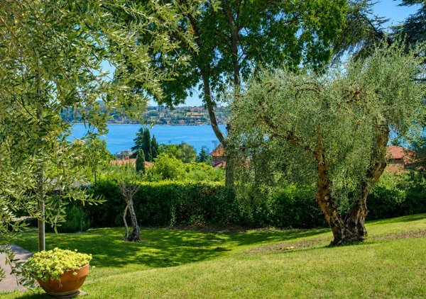 casa indipendente in vendita a Gardone Riviera in zona Morgnaga