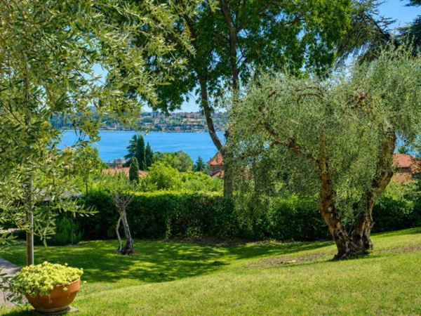 casa indipendente in vendita a Gardone Riviera in zona Morgnaga