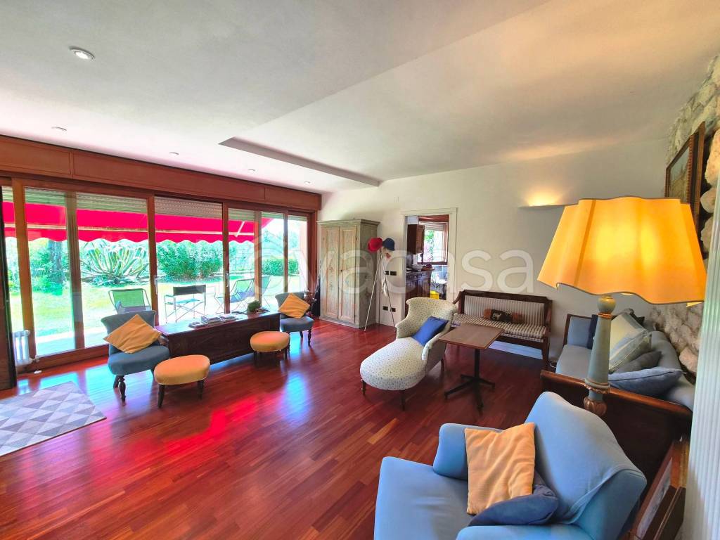 appartamento in vendita a Gardone Riviera in zona Morgnaga