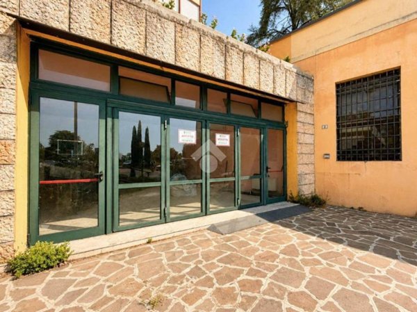 negozio in vendita a Gardone Riviera in zona Morgnaga