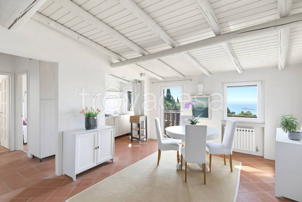 appartamento in vendita a Gardone Riviera in zona Tresnico