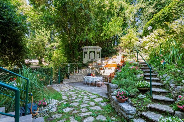appartamento in vendita a Gardone Riviera in zona Morgnaga