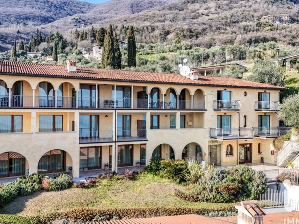appartamento in vendita a Gardone Riviera in zona Morgnaga