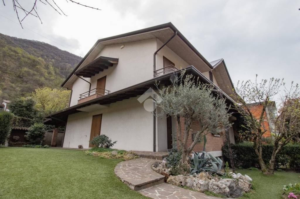 casa indipendente in vendita a Gardone Val Trompia in zona Inzino