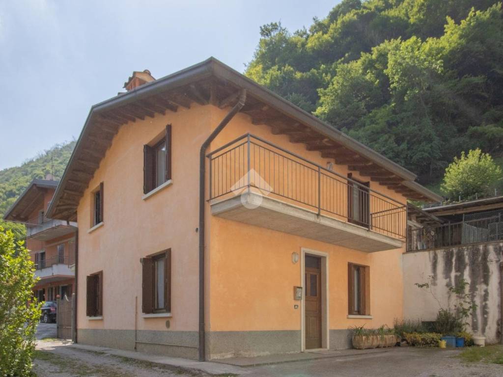 casa indipendente in vendita a Gardone Val Trompia in zona Inzino