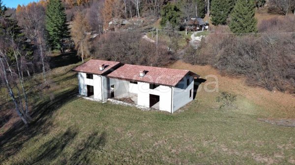 locale commerciale in vendita a Gargnano in zona Briano