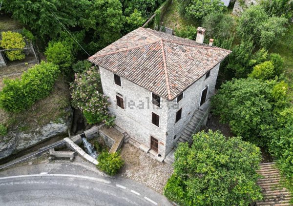 casa indipendente in vendita a Gargnano in zona Villa