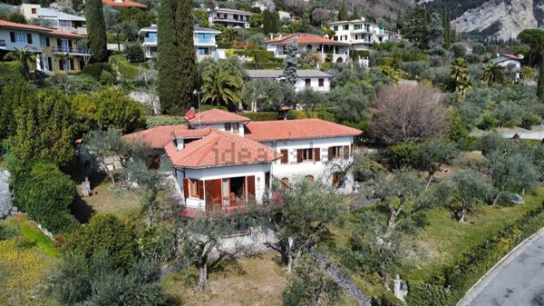 casa indipendente in vendita a Gargnano in zona Villa