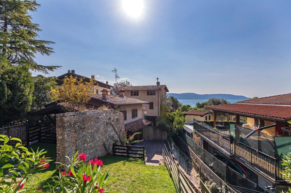 casa indipendente in vendita a Gargnano in zona Bogliaco