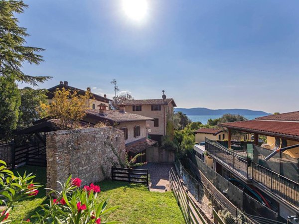 casa indipendente in vendita a Gargnano in zona Bogliaco
