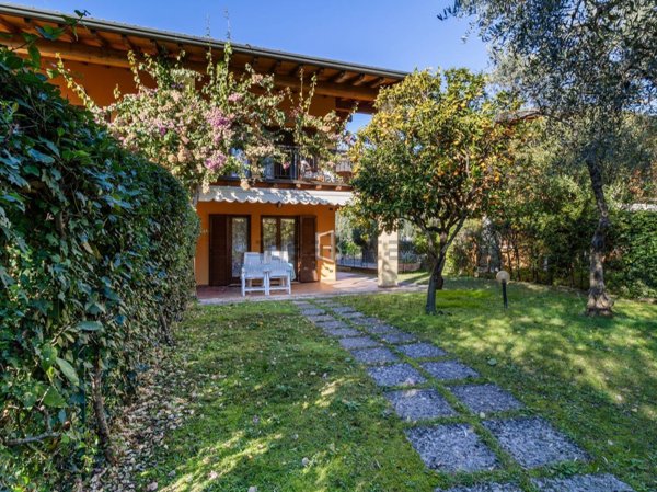 casa indipendente in vendita a Gargnano in zona Villa