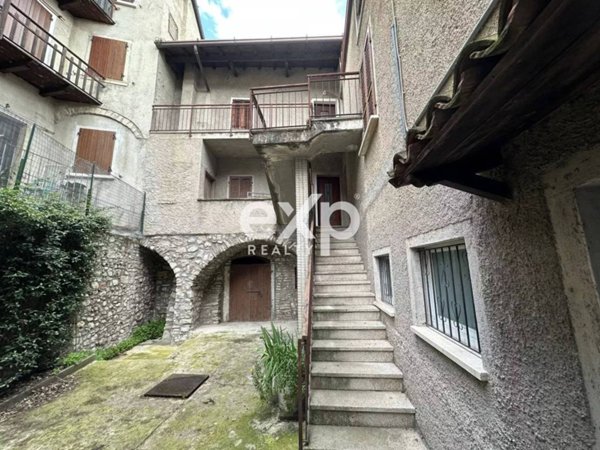 casa indipendente in vendita a Gargnano in zona Bogliaco
