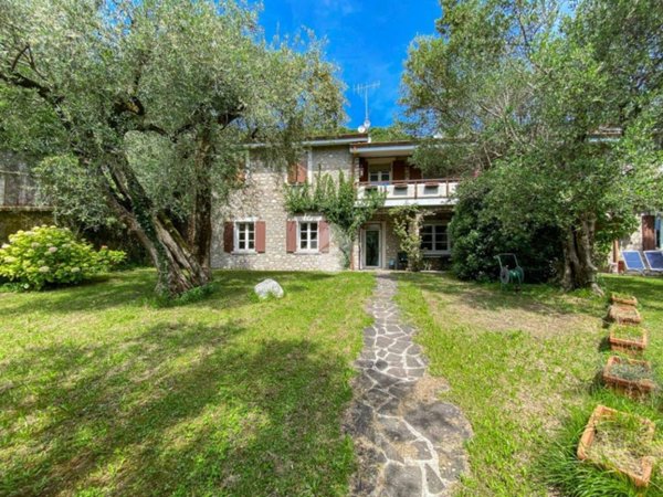 casa indipendente in vendita a Gargnano in zona Villa