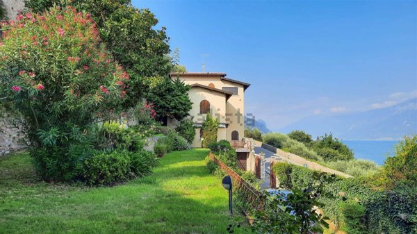 casa indipendente in vendita a Gargnano in zona Villa