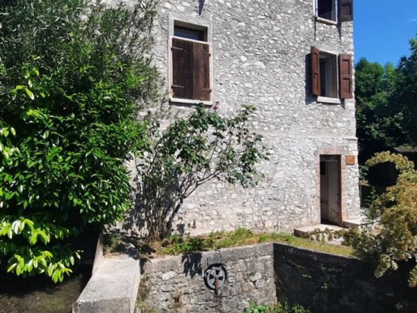 casa indipendente in vendita a Gargnano