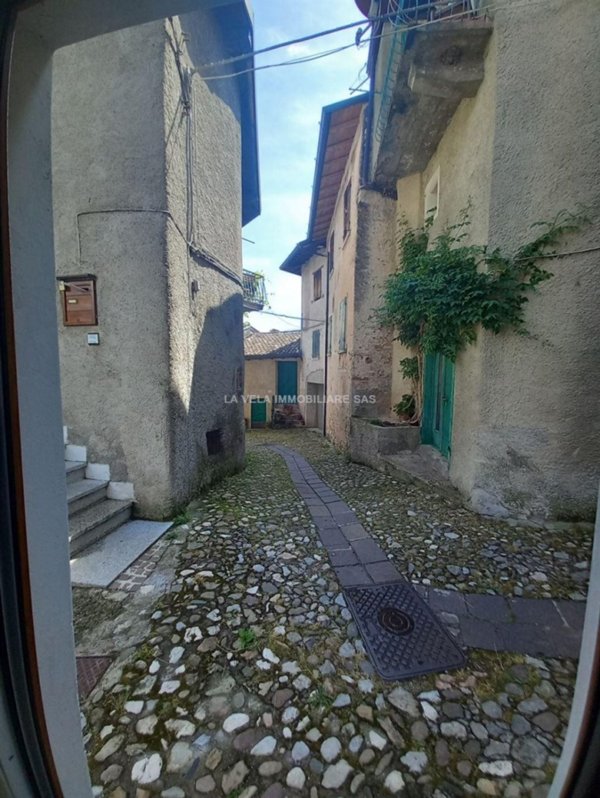 casa indipendente in vendita a Gargnano in zona Costa