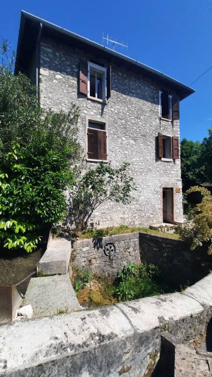 casa indipendente in vendita a Gargnano