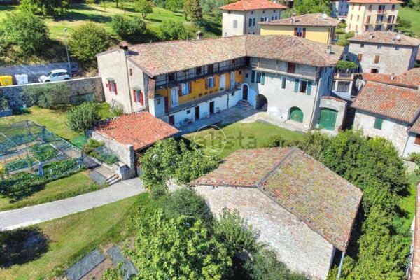 casa indipendente in vendita a Gargnano