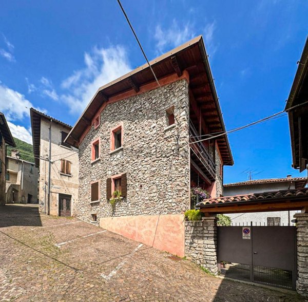 casa indipendente in vendita a Gargnano in zona Liano