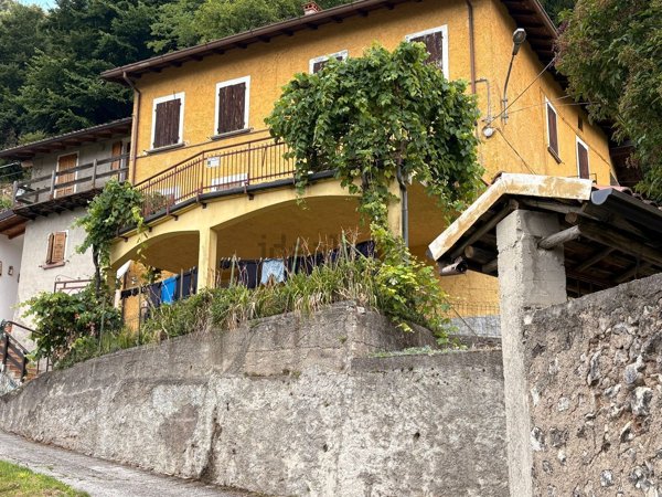 appartamento in vendita a Gargnano in zona Costa