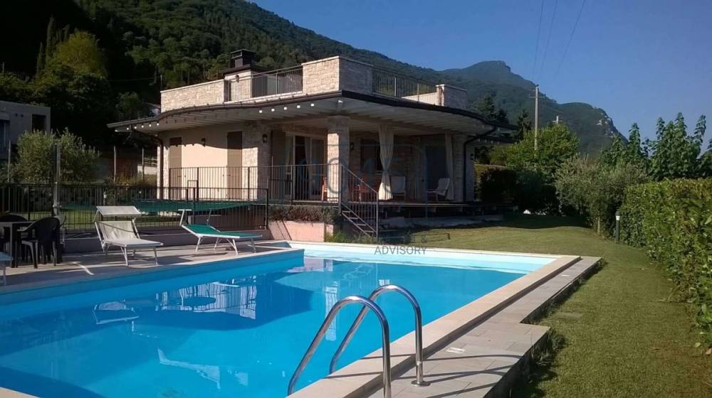 casa indipendente in vendita a Gargnano in zona Villa