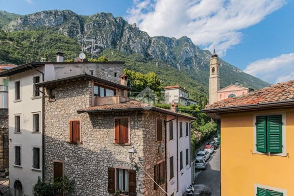 casa indipendente in vendita a Gargnano
