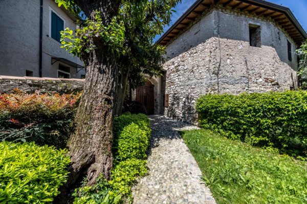 casa indipendente in vendita a Gargnano in zona Fornico