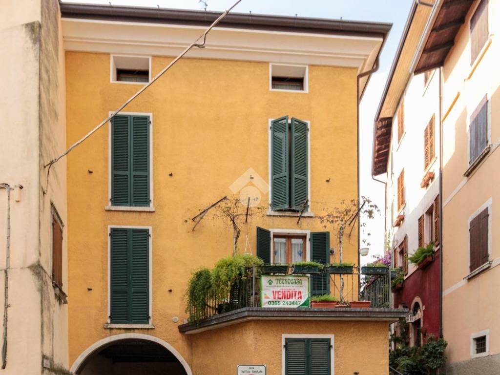 casa indipendente in vendita a Gargnano