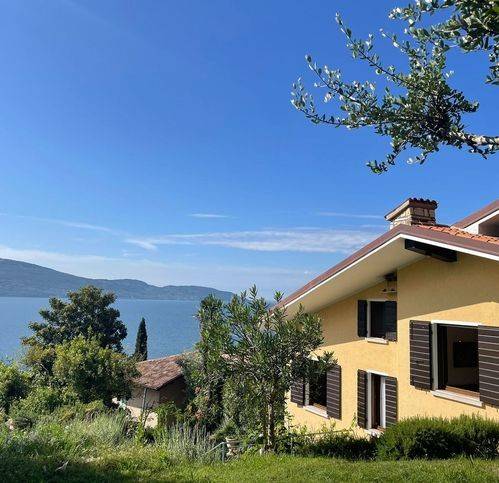 casa indipendente in vendita a Gargnano in zona Villa