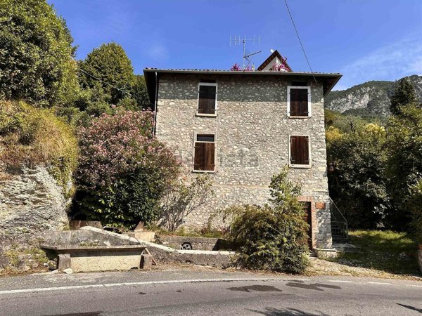 casa indipendente in vendita a Gargnano