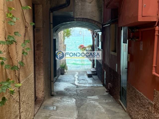 casa indipendente in vendita a Gargnano