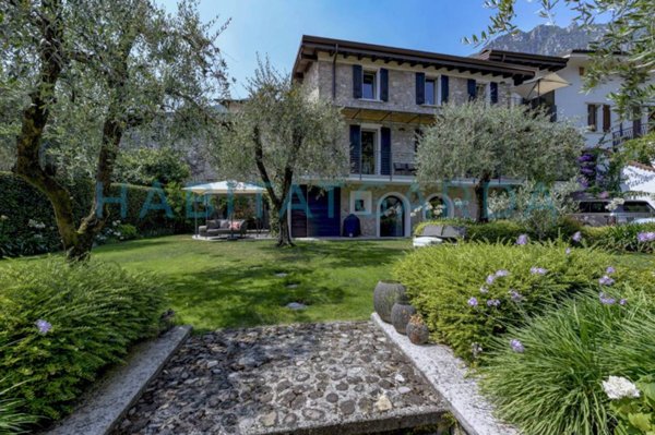 casa indipendente in vendita a Gargnano in zona Villa