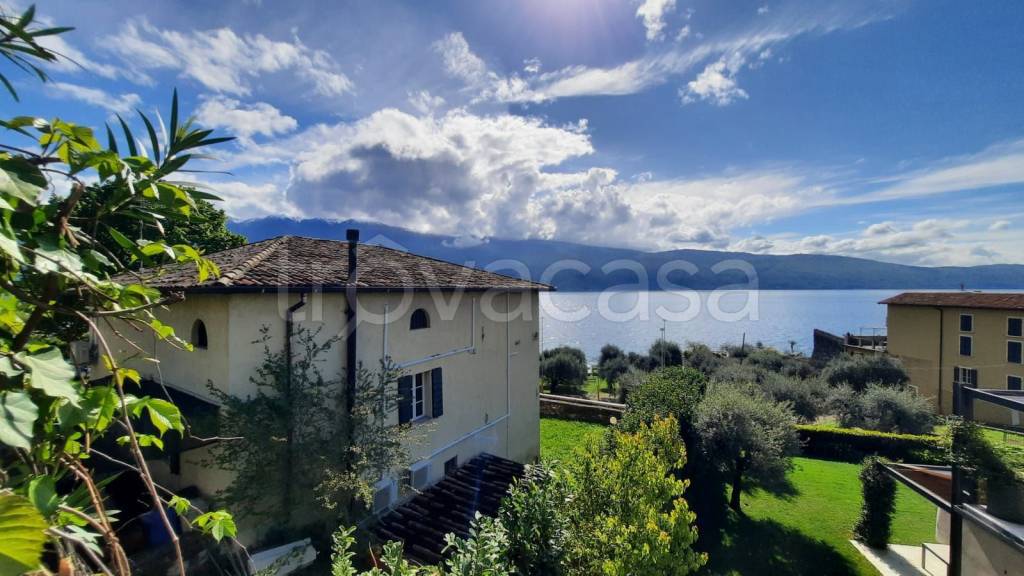 casa indipendente in vendita a Gargnano in zona Villa