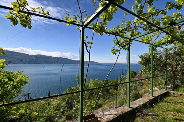 casa indipendente in vendita a Gargnano in zona Villa
