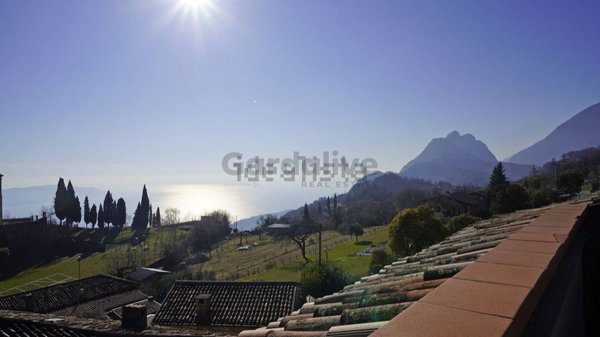 appartamento in vendita a Gargnano in zona Sasso