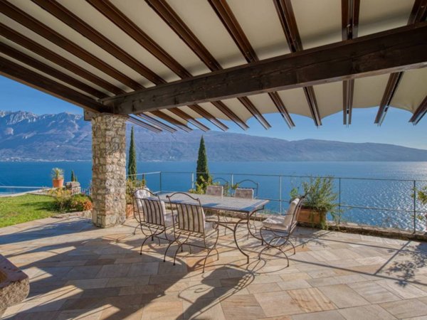 casa indipendente in vendita a Gargnano in zona Villa