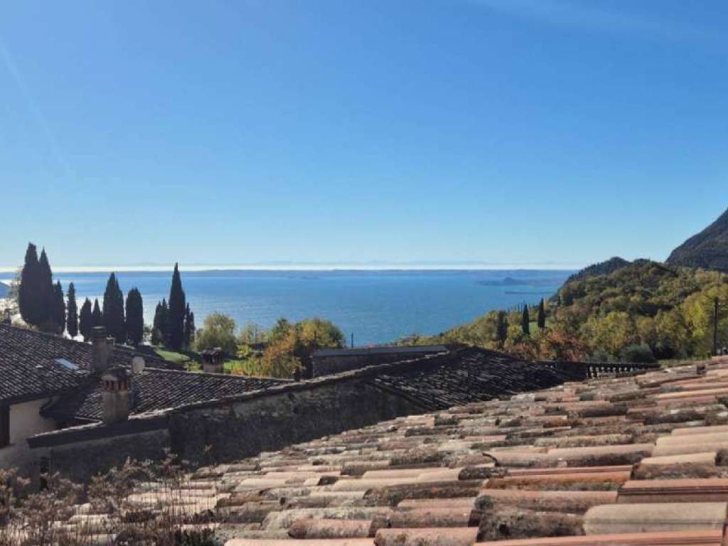 casa indipendente in vendita a Gargnano