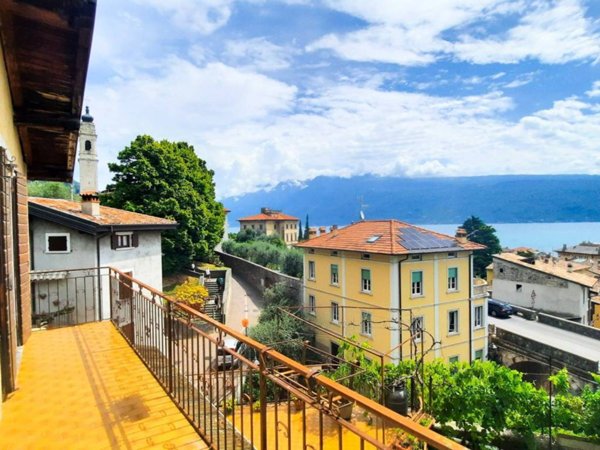 casa indipendente in vendita a Gargnano