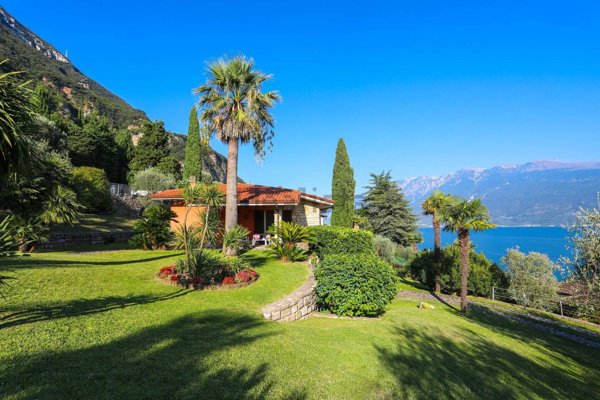 casa indipendente in vendita a Gargnano in zona Villa