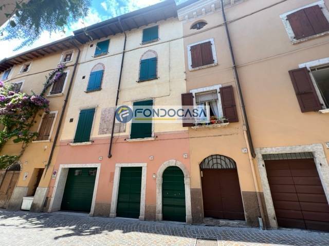 casa indipendente in vendita a Gargnano in zona Villa