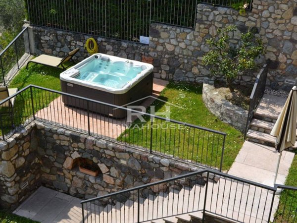 casa indipendente in vendita a Gargnano in zona Villa