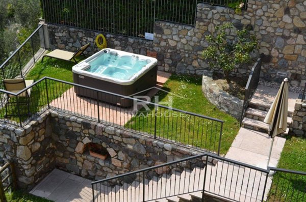 casa indipendente in vendita a Gargnano in zona Villa