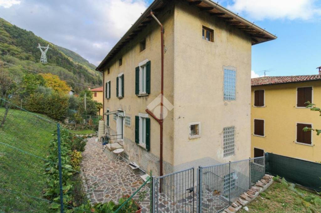 casa indipendente in vendita a Gargnano in zona Formaga