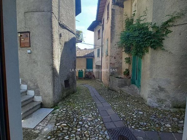 casa indipendente in vendita a Gargnano in zona Costa