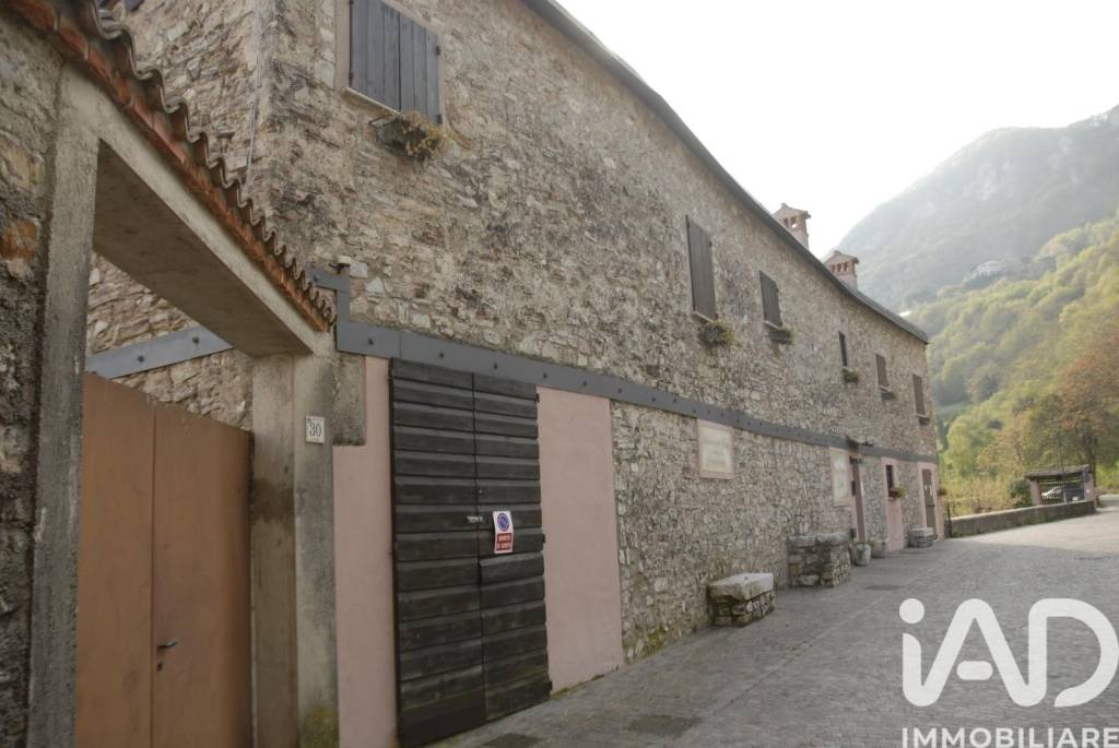 casa indipendente in vendita a Gargnano in zona Liano