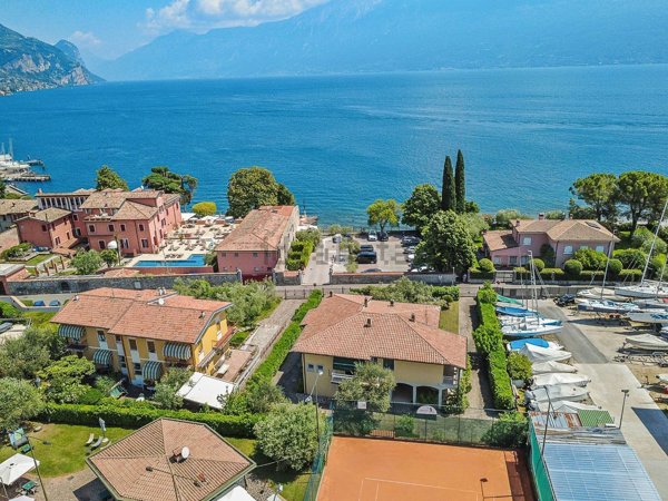 casa indipendente in vendita a Gargnano in zona Bogliaco