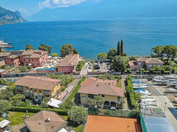 casa indipendente in vendita a Gargnano in zona Bogliaco