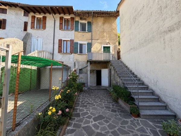appartamento in vendita a Gargnano in zona Navazzo