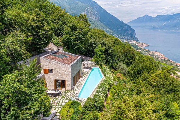 casa indipendente in vendita a Gargnano