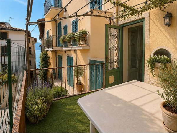 casa indipendente in vendita a Gargnano in zona Villa